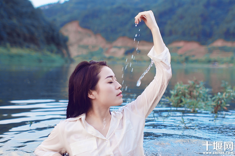 十堰美女湿身透视诱惑你